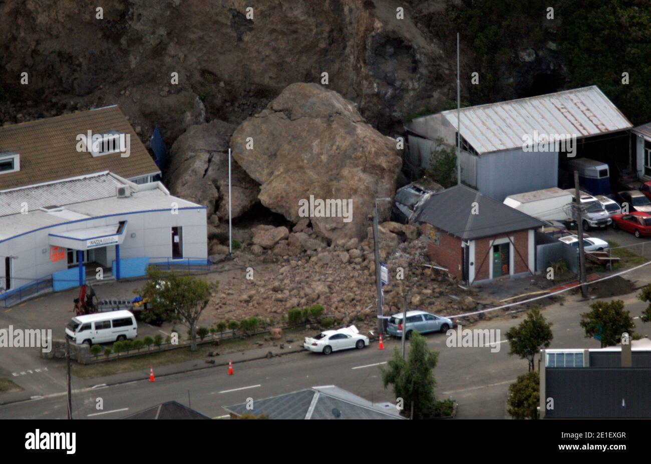 Der RSA (L) im Christchurch Vorort Sumner wurde schwer beschädigt, nachdem riesige Felsbrocken von der Felswand darüber kamen. Christchurch wurde am 27. Februar 2011 von einem Erdbeben der Stärke 6.3 getroffen. Foto von Sarah Ivey/NZHerald/ABACAPRESS.COM Stockfoto