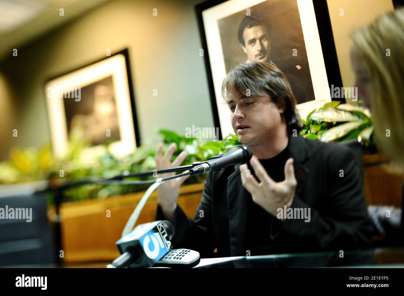 Jeremy London nimmt neben seiner Rechtsanwältin Catherine Lombardo an der Pressekonferenz Teil, nachdem der Angeklagte Brandon Adams im Entführungsfall Jeremy London auf schuldig plädiert hatte. Es wird erwartet, dass Herr Adams seine Teilnahme an der rechtswidrigen falschen Inhaftierung von Jeremy London während der Episode vom 11. Juni 2010 zugibt, in der Herr London gegen seinen Willen festgehalten und sein Fahrzeug gestohlen wurde. Herr Adams wird einen Schuldspruch gegen eine Verletzung des Strafgesetzbuches Abschnitt 236 eingeben, Das ist die rechtswidrige falsche Inhaftierung der persönlichen Freiheit eines anderen, und eine Verletzung des Strafgesetzbuches Abschnitt 10851, die die unlaw ist Stockfoto