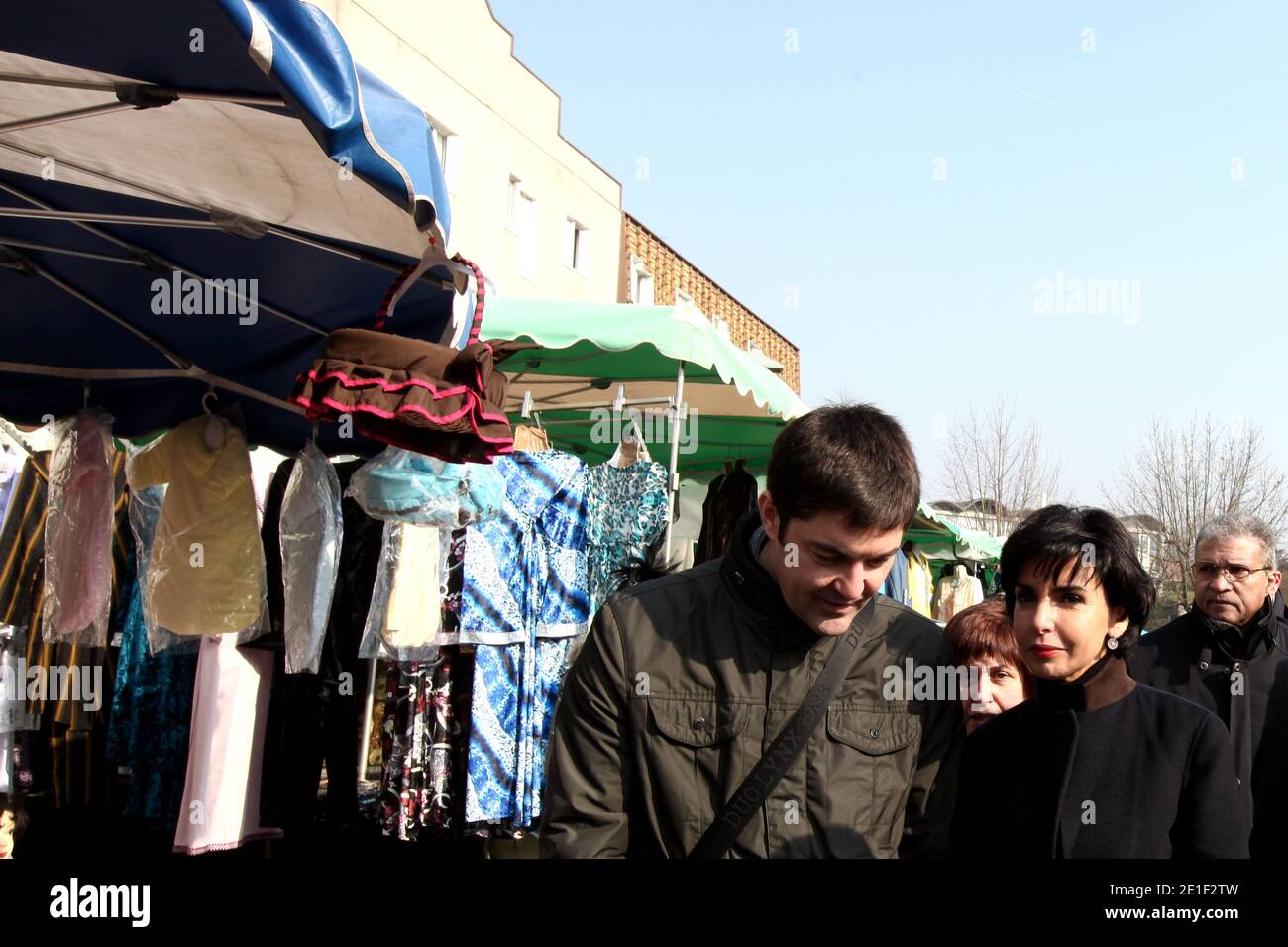 Französische UMP Europaabgeordnete und Bürgermeisterin des 7. Bezirks von Paris Rachida Dati besucht den Markt von Chanteloup-les-Vignes, um Bürgermeister von Andresy Kandidat für den Kanton Andresy zu unterstützen - Chanteloup-les-Vignes, Hugues Ribault, wie seine Stellvertreter, Caroline Grund im Rahmen der kantonalen Wahlen in Chanteloup-les-Vignes, Yvelines, Frankreich, Am 5. März 2011. Foto von Stephane Lemouton/ABACAPRESS.COM Stockfoto