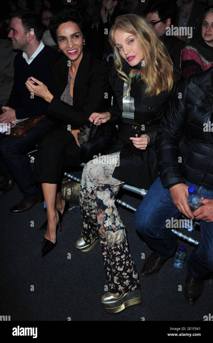 Farida Khelfa und Arielle Dombasle besuchen die Herbst/Winter 2011/2012-Show von Jean-Paul Gaultier Ready to Wear während der Paris Fashion Week am 5. März 2011 in Paris, Frankreich. Foto von Frederic Nebinger/ABACAPRESS.COM Stockfoto