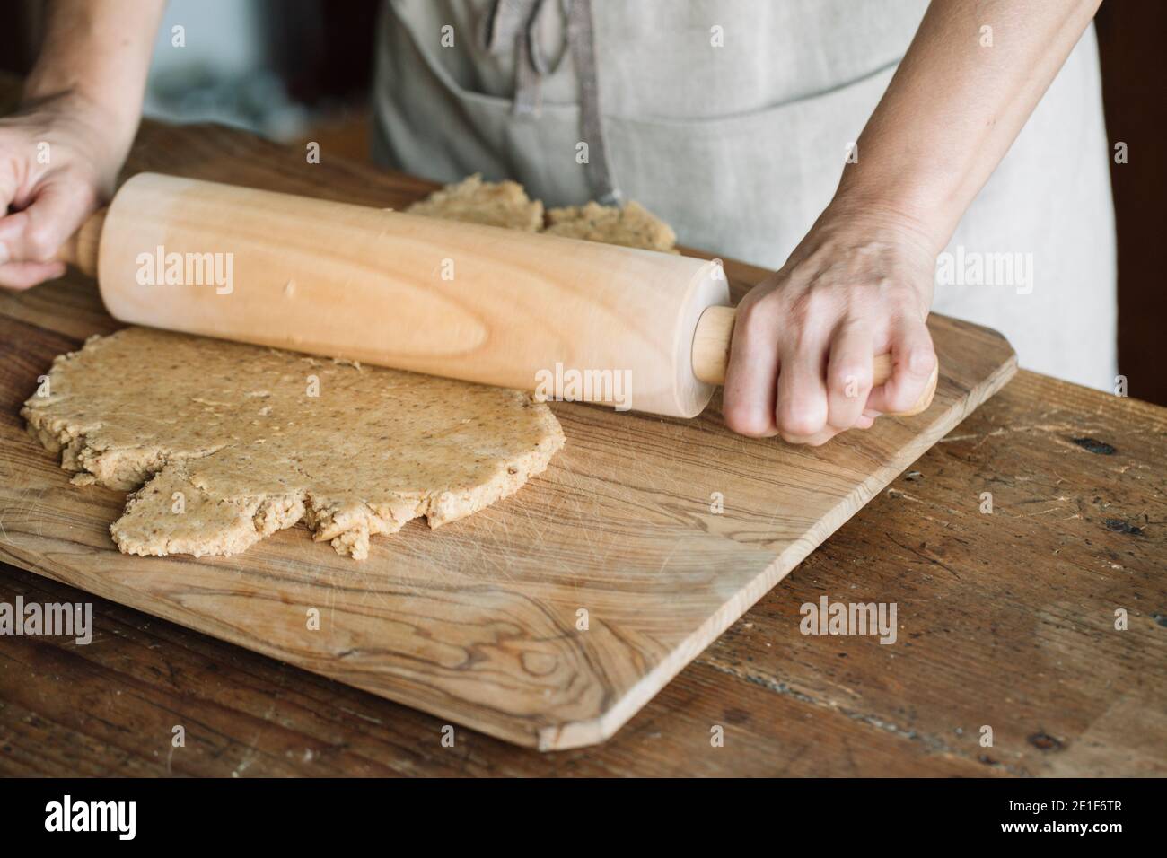 Frau, Die Das Gebäck Ausrollt. Stockfoto