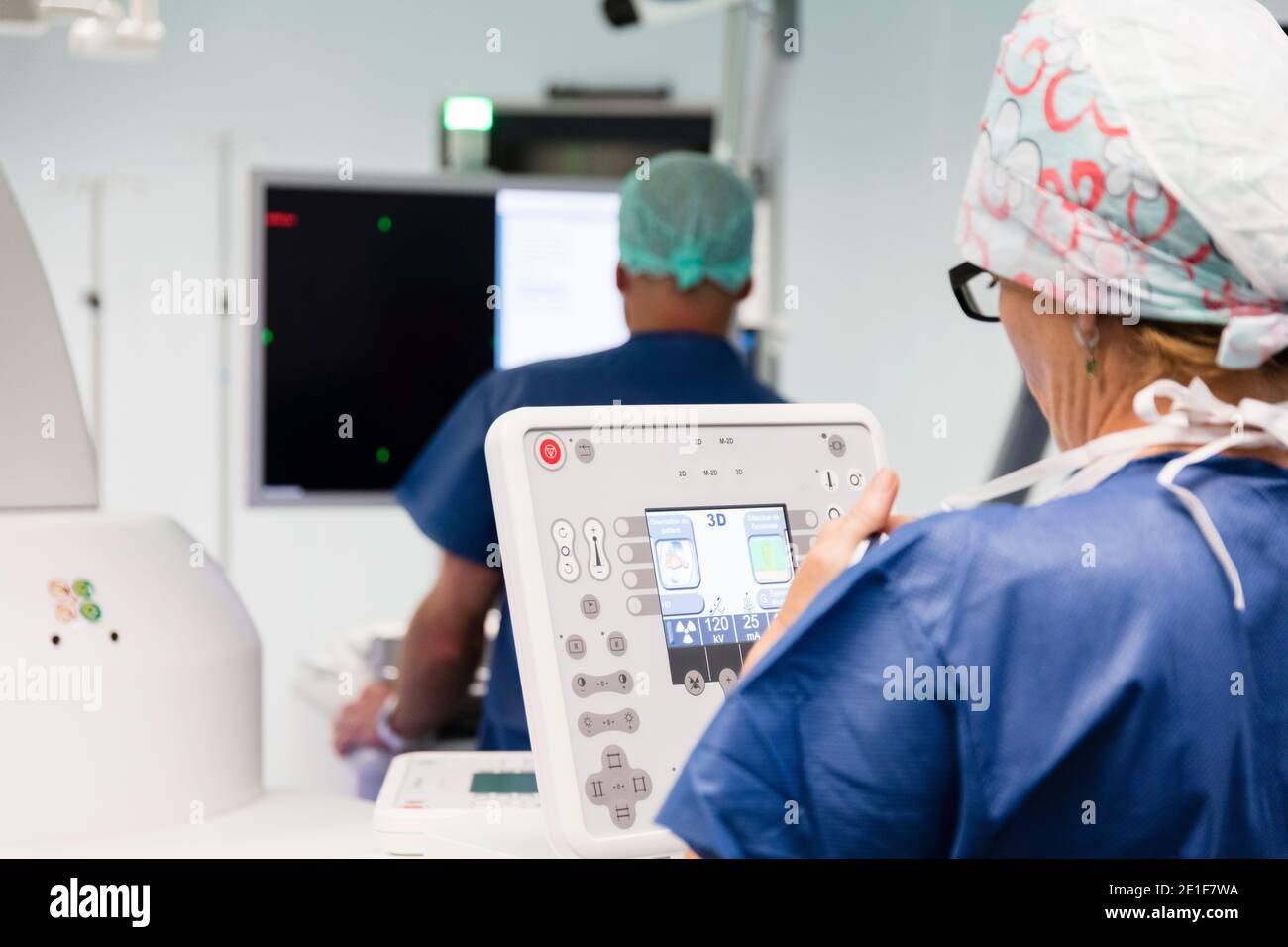 Ein Techniker bedient ein medizinisches Bildgebungsgerät während des Betriebs Zimmer Stockfoto