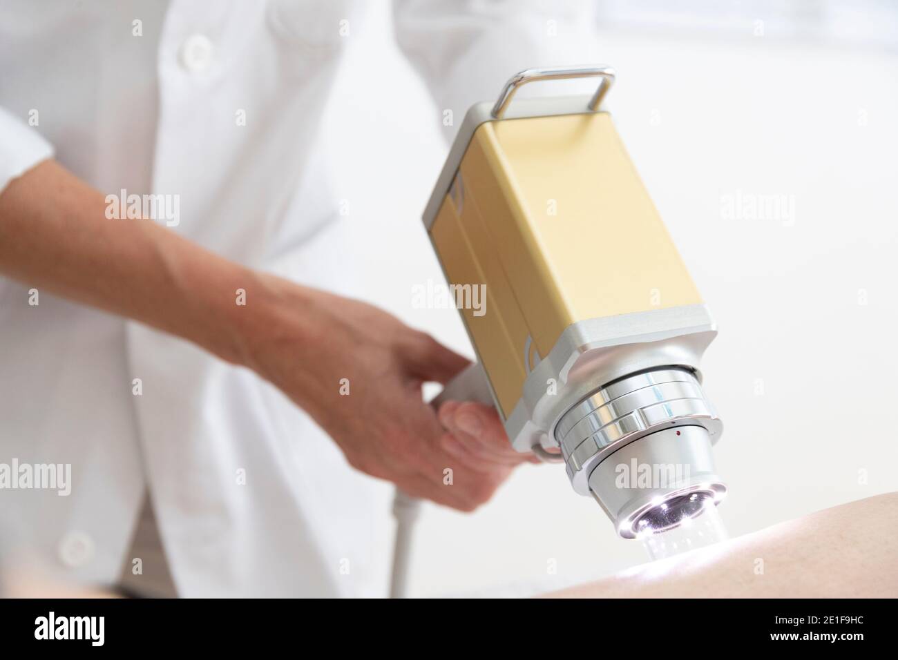 Ein Dermatologe führt eine Hautuntersuchung durch Stockfoto