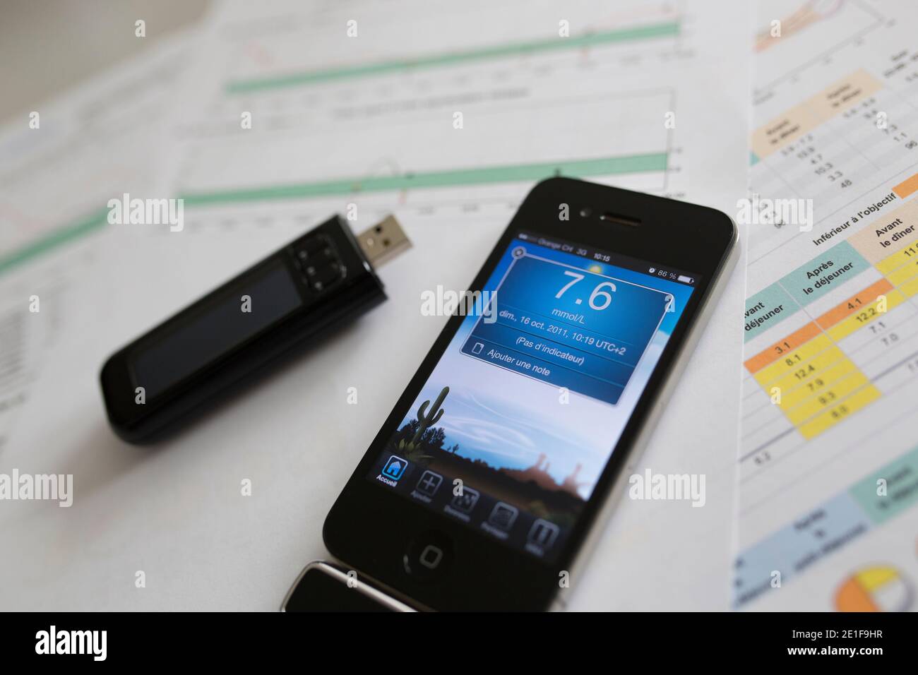 Eine App zeigt den Blutzucker eines Patienten auf einem Handy an Telefon Stockfoto