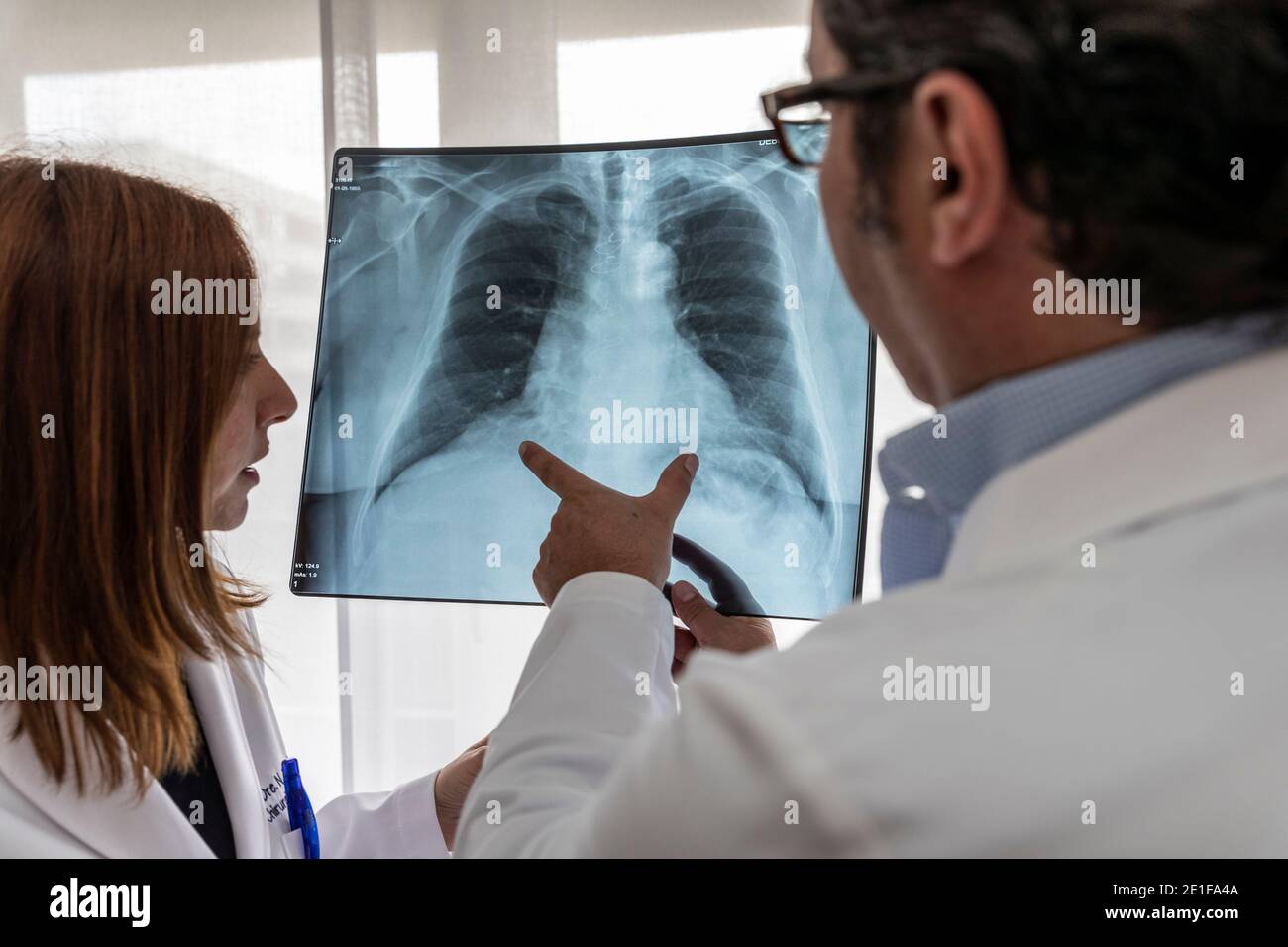 Zwei Ärzte lasen eine Röntgenaufnahme der Brust Stockfoto