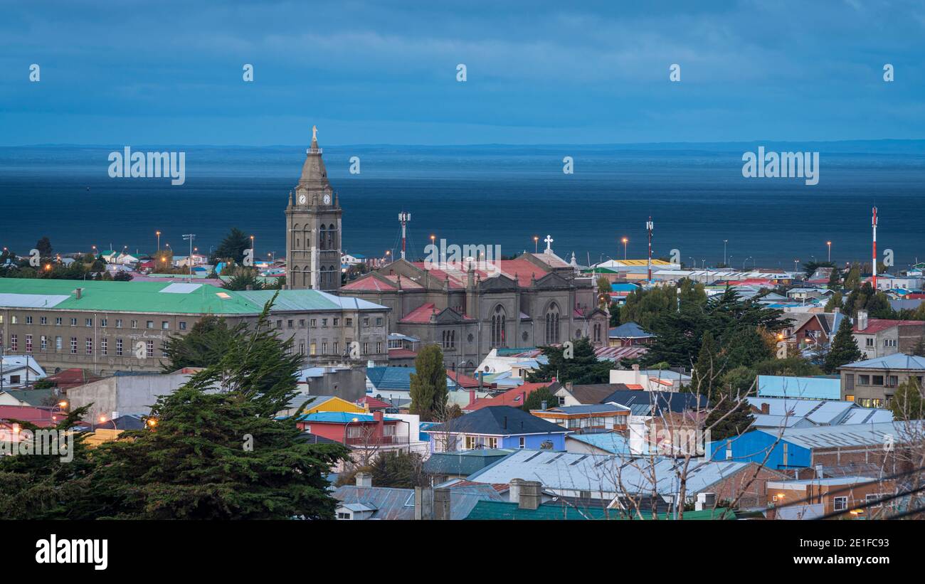 Santuario Maria Auxiliadora vom mirador de los soñadores in der Dämmerung, Punta Arenas, Patagonien, Chile Stockfoto