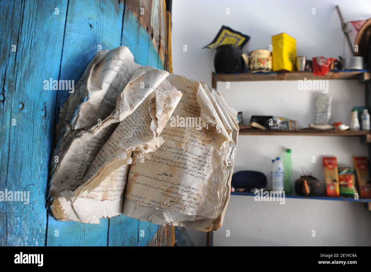 Giacomo Sferlazzo kuratiert am 12,2011. märz das Museum der Einwanderer, das sich in einer Zweizimmerwohnung in Lampedusa, Italien, befindet, der italienischen Insel, die von Tausenden von illegalen Einwanderern aus Afrika überwältigt ist. Im Inneren des Museums hängen unpassende Schuhe von der Decke: Ein gestreifter Flip-Flop und ein Sneaker ohne Streichholz. Seit 2005 sammeln Giacomo Sferlazzo und einige Freunde solche Gegenstände aus ausrangierten Booten oder nachdem sie sich an den Stränden von Lampedusa gewaschen haben. Sie?ve gefunden Briefe in kleinen Paketen oder in einem Paar Hosen genäht, Dokumente, Telefonbücher, E-Mail-Adressen, Kochen Utensil Stockfoto