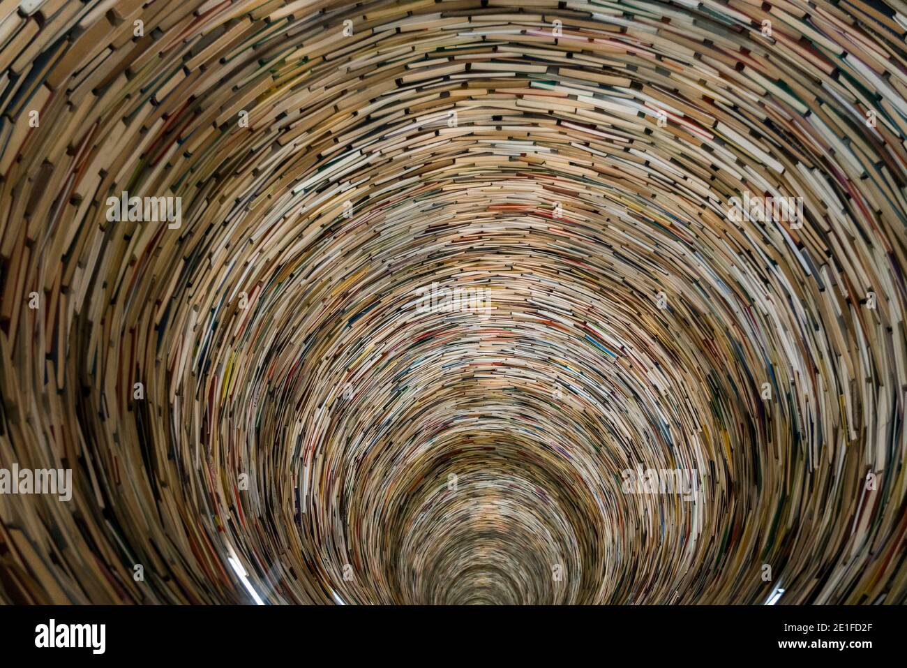Kunstwerk namens Idiom von Matej Kren im Jahr 1998 entworfen ist ein Buchtunnel aus 8000 Büchern, Stadtbibliothek von Prag, Prag, Böhmen, Tschechische Republik Stockfoto