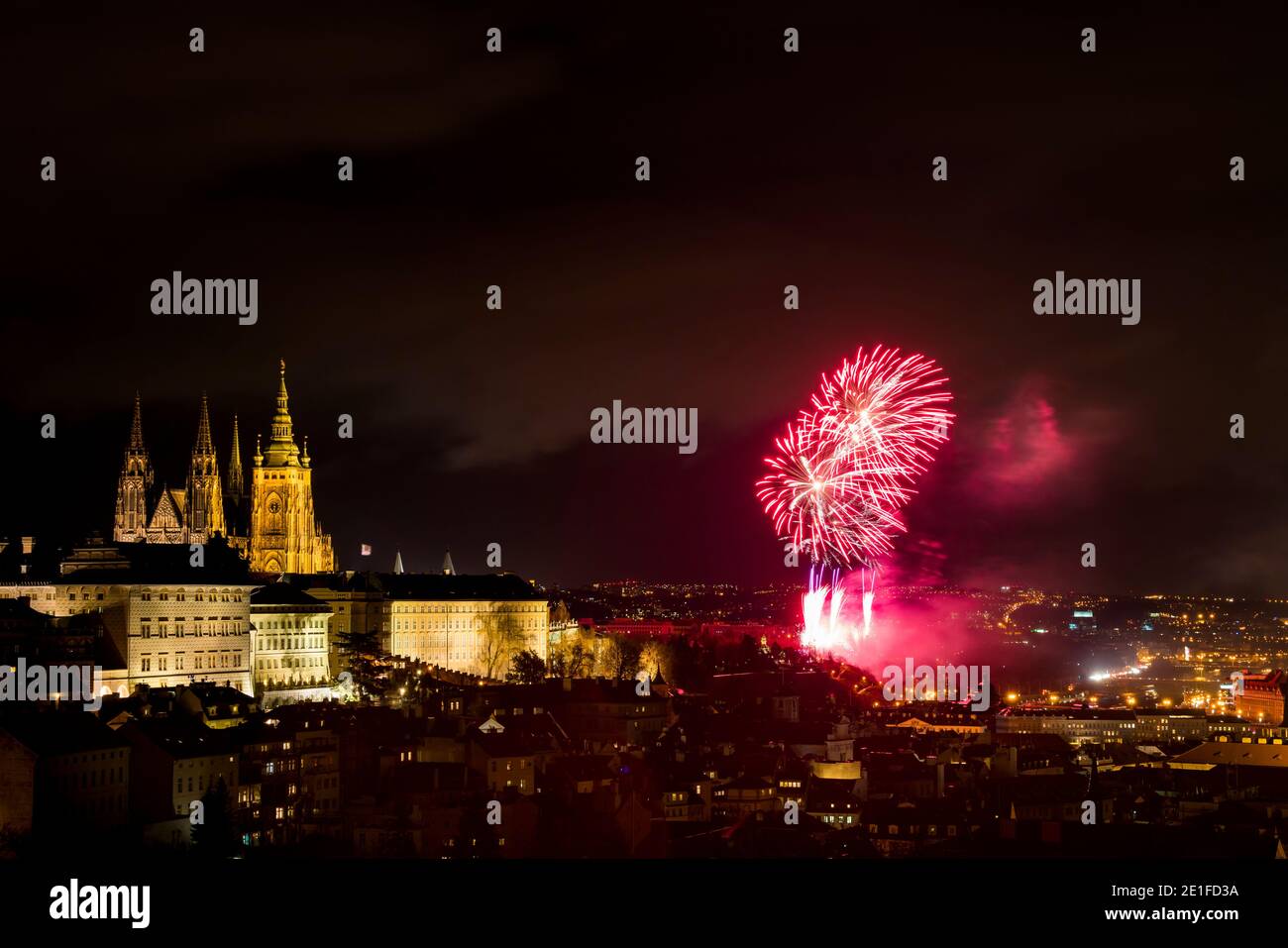 Prager Burg mit Feuerwerk zum Neujahrsfest, Prag, Tschechische Republik Stockfoto