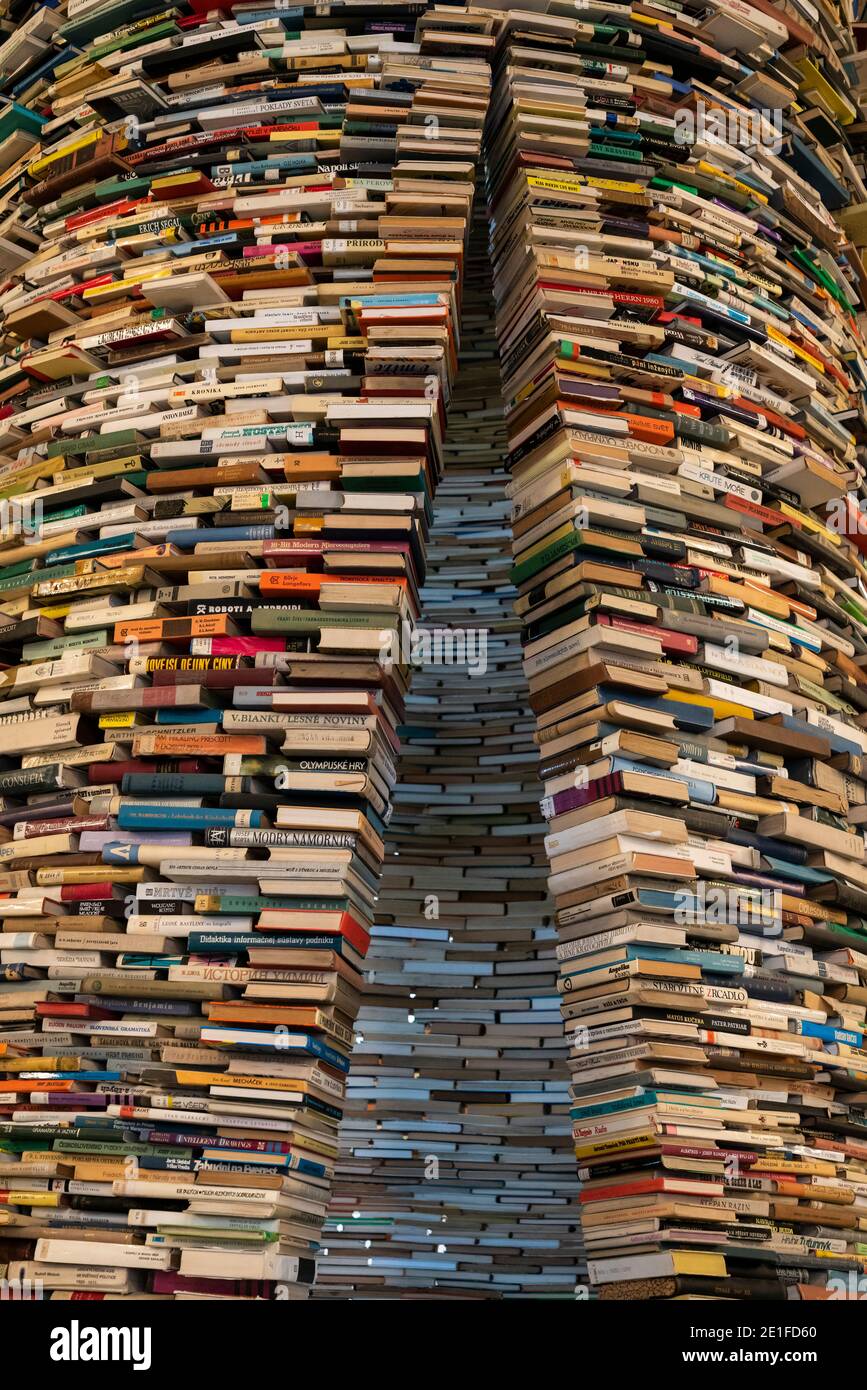 Kunstwerk namens Idiom von Matej Kren im Jahr 1998 entworfen ist ein Buchtunnel aus 8000 Büchern, Stadtbibliothek von Prag, Prag, Böhmen, Tschechische Republik Stockfoto