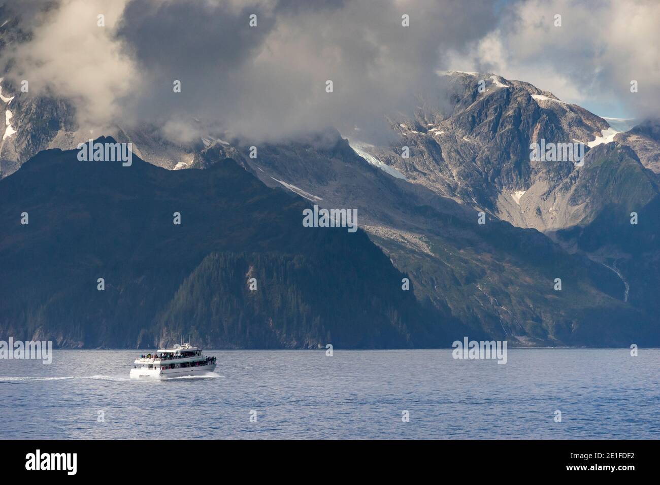 Touristenboot auf See in Aialik Bay, Kenai Fjords National Park, Kenai Peninsula Borough, Southcentral Alaska, Alaska, USA Stockfoto