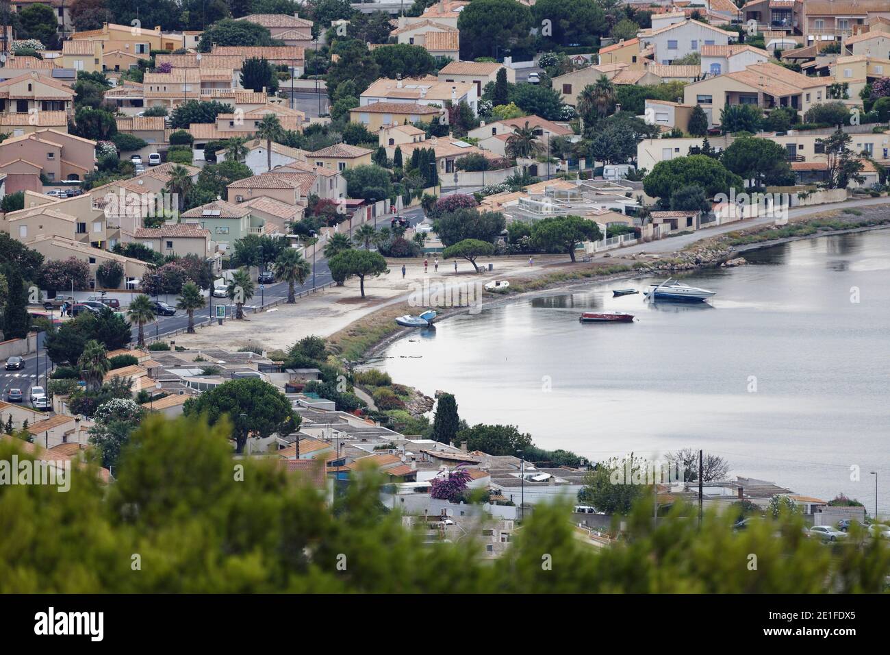 Sete, Frankreich. August 2019. Blick auf die Stadt Sète mit ihren Kanälen, Booten und die Thau Lagune mit Muschelzucht in Sete, Frankreich Stockfoto