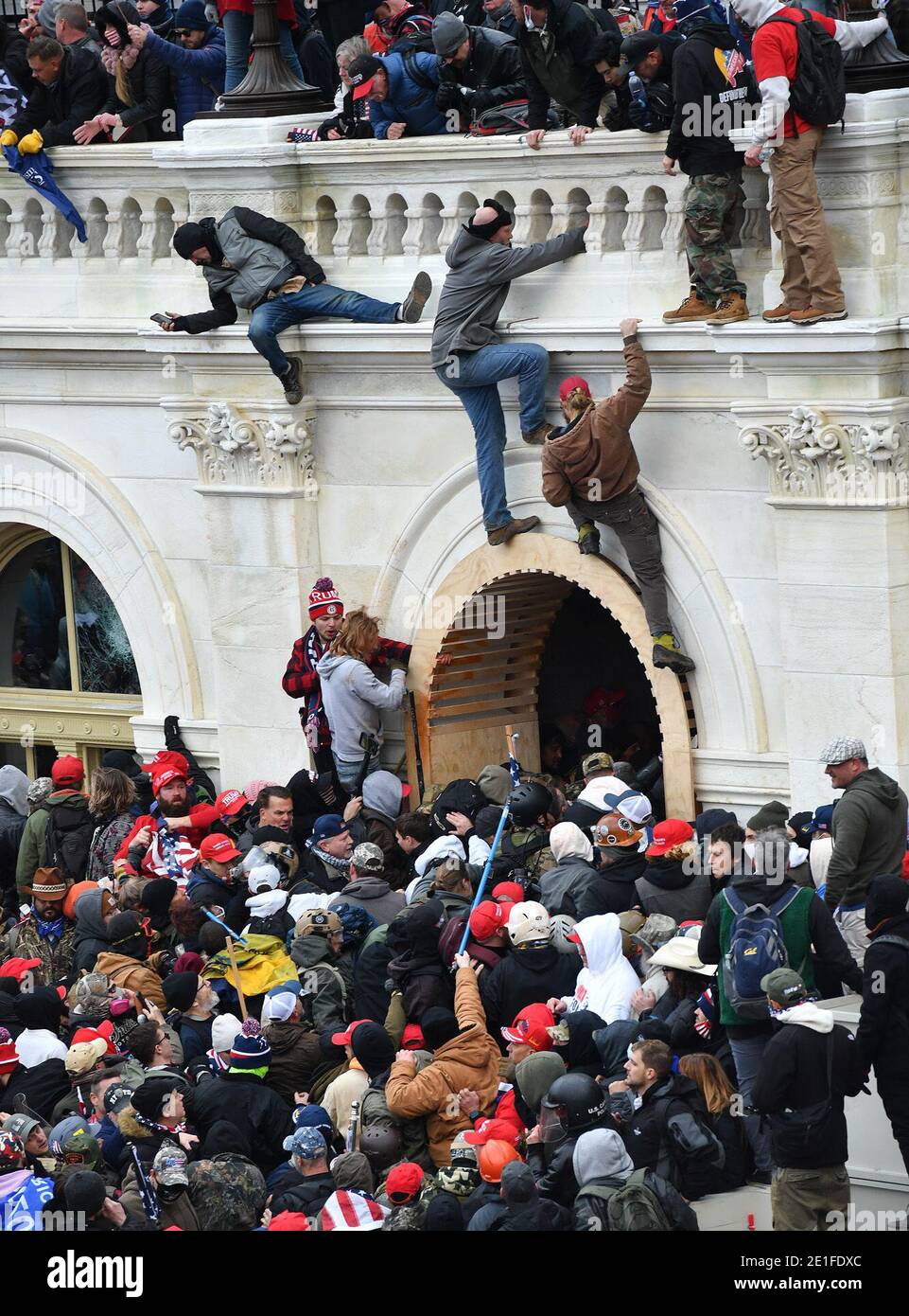 Washington, District of Columbia, USA. Januar 2021. Washington, DC - 010620 als sich am 6. Januar 2021 tausende Pro-Trump-Anhänger im District of Columbia (DC) vor dem US-State Capitol versammelten, als der US-Senat die Wahl des Electoral College bescheinigte, Joe Biden als Präsidenten der USA zu ratifizieren, versuchten einige, das Gebäude zu stürmen. Quelle: Essdras M. Suarez/ZUMA Wire/Alamy Live News Stockfoto