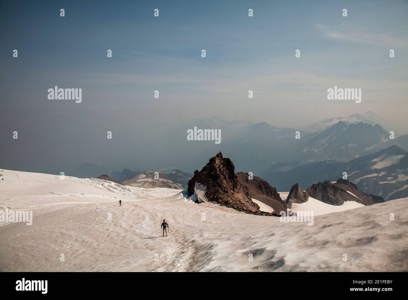 Zwei Bergsteiger steigen ein Schneefeld ab, nachdem sie den Glacier Peak in der Glacier Peak Wilderness in Washington besteigen. (Veröffentlicht: Sam Thompson und David Hanson) Stockfoto