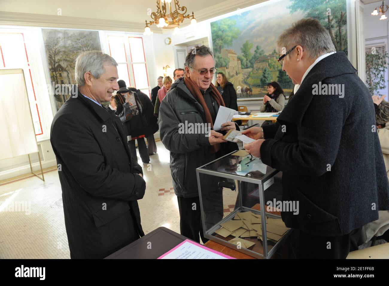 Le President du Conseil Departemental de seine Saint Denis Claude Bartolone lors de son Tour des bureaus de vote lors du Premier Tour des Elections cantonales au Pre Saint Gervais en compagnie du Maire du Pre Saint Gervais Daniel Cosme, Daniel Guiraud, Candidat dans le Canton du Pre Saint Gervais/les Lilas et de sa suppleanede Joelle Dunia Mutabesha, France le 20 Mars 2011. Photo Mousse/ABACAPRESS.COM Stockfoto