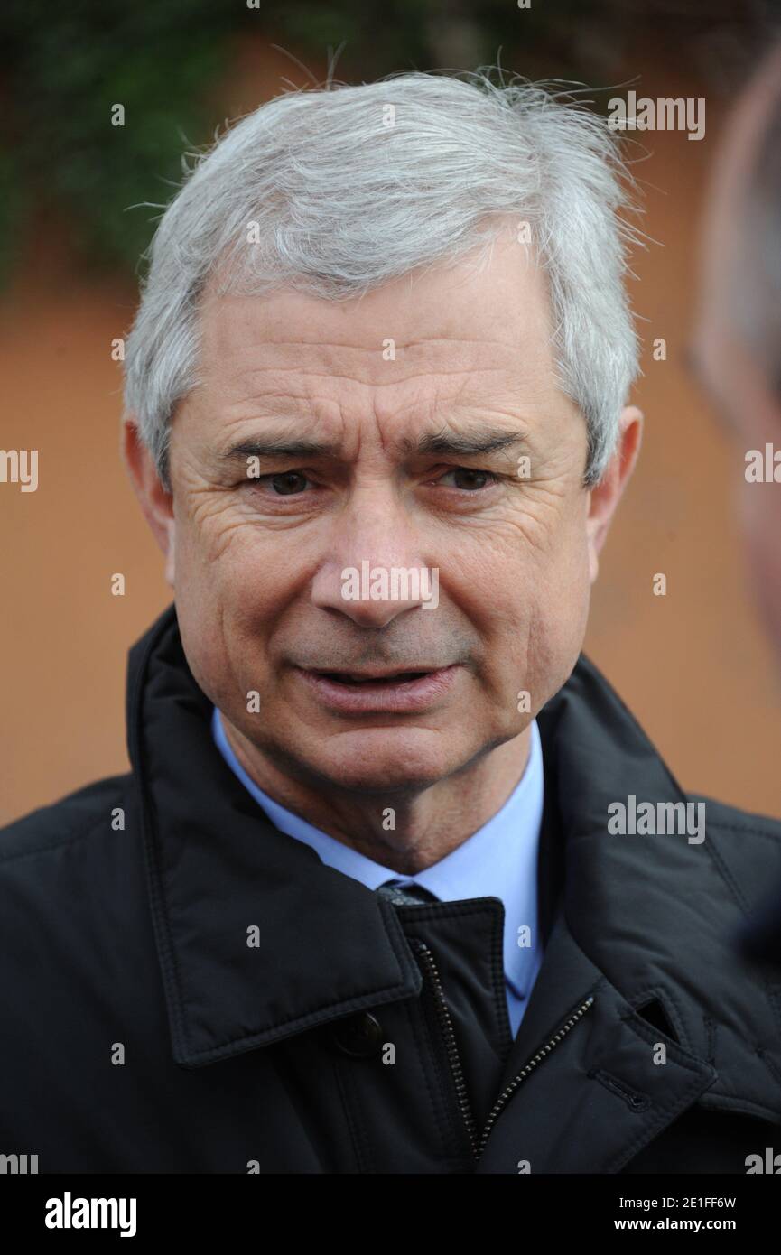 Le President du Conseil Departemental de seine Saint Denis Claude Bartolone lors de son Tour des bureaus de vote lors du Premier Tour des Elections cantonales au Pre Saint Gervais en compagnie du Maire du Pre Saint Gervais Daniel Cosme, Daniel Guiraud, Candidat dans le Canton du Pre Saint Gervais/les Lilas et de sa suppleanede Joelle Dunia Mutabesha, France le 20 Mars 2011. Photo Mousse/ABACAPRESS.COM Stockfoto