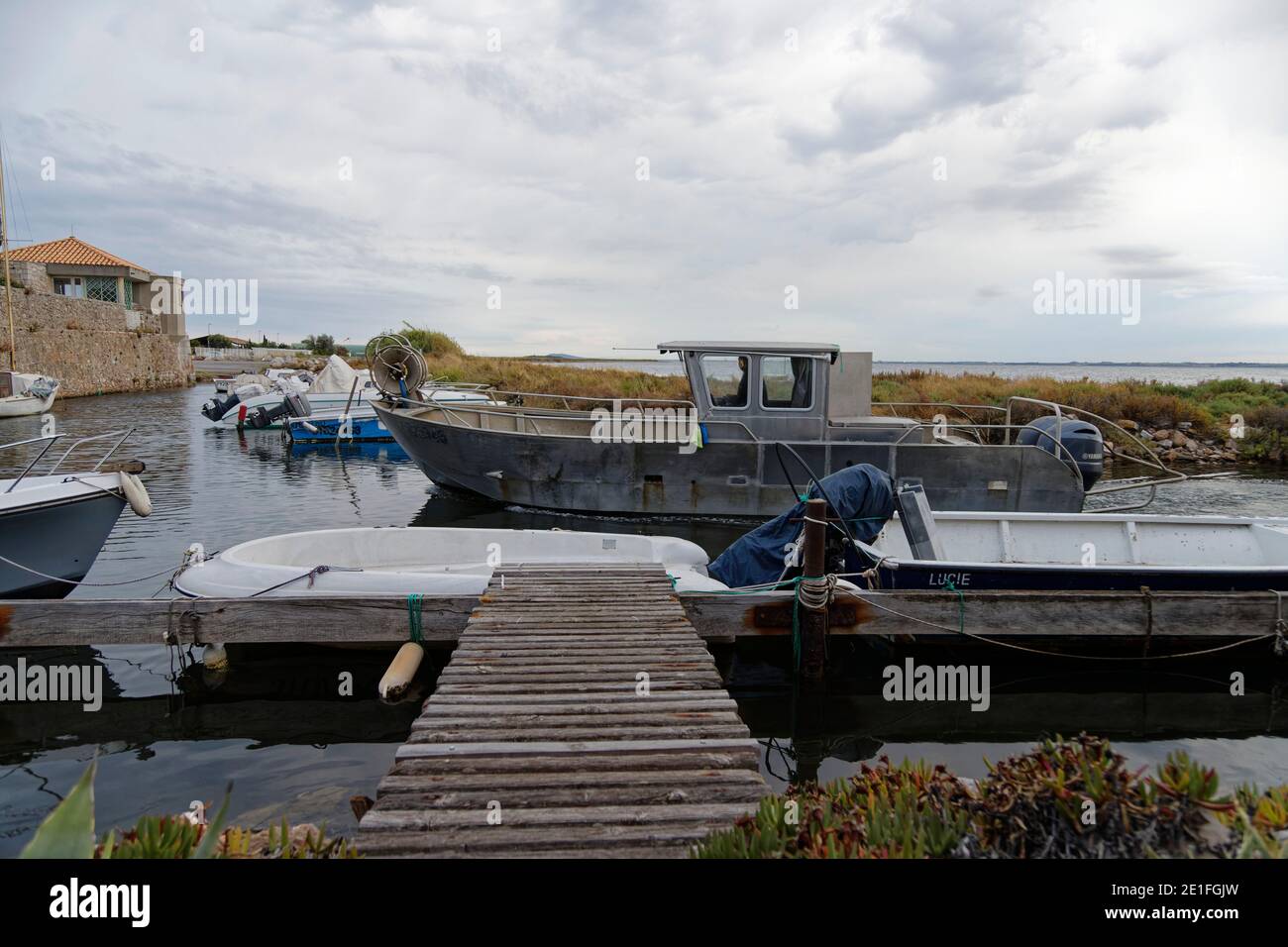 Sete, Frankreich. August 2019. Blick auf das Austernboot auf der Thau Lagune. Sete, Frankreich. Stockfoto