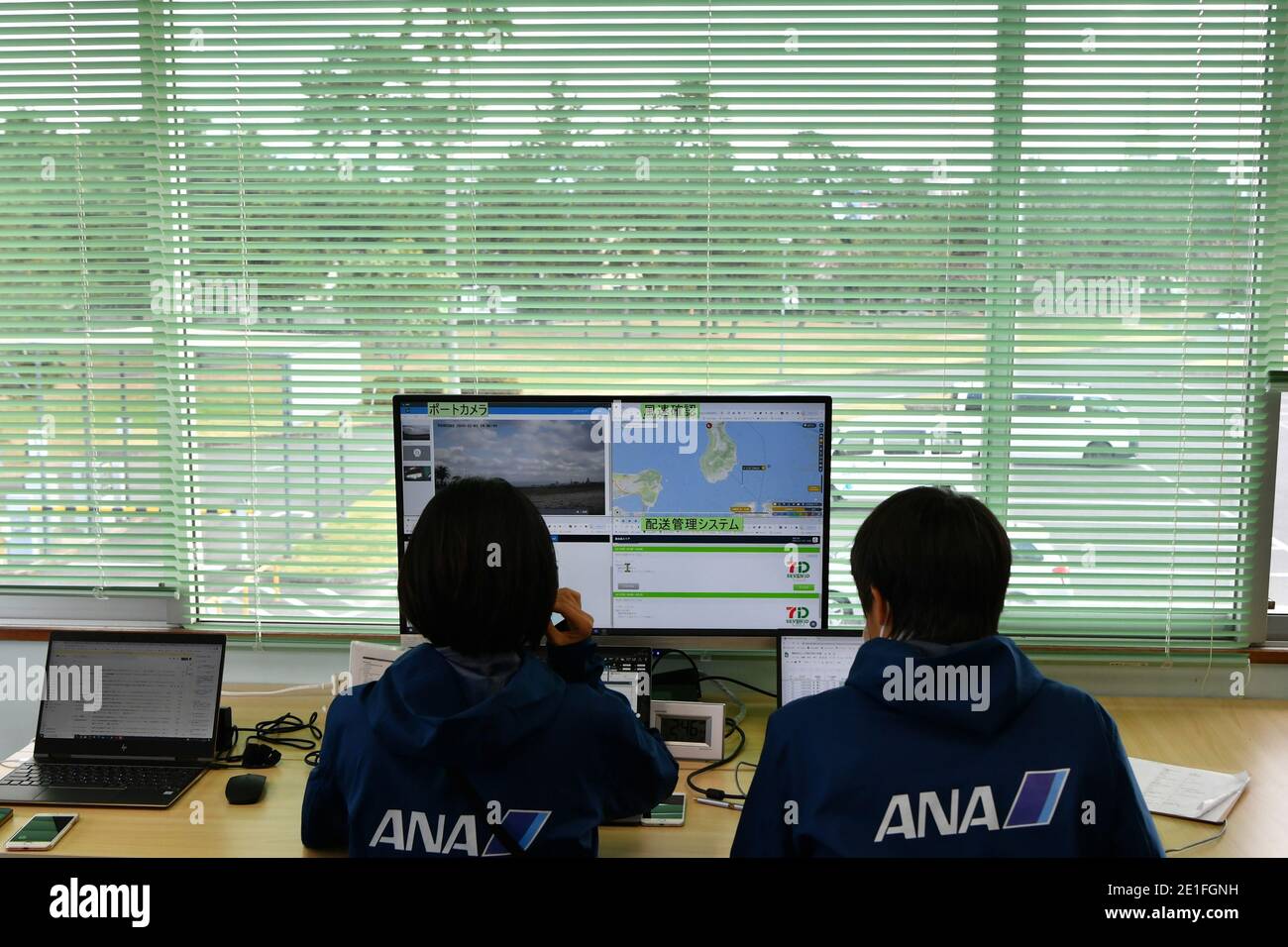 Flugdirektor VON ANA Holdings, der eine Drohne im Jachthafen der Stadt Fukuoka betreibt, 3. Dezember 2020. Quelle: Tadayuki YOSHIKAWA/Aviation Wire/AFLO/Alamy Live News Stockfoto