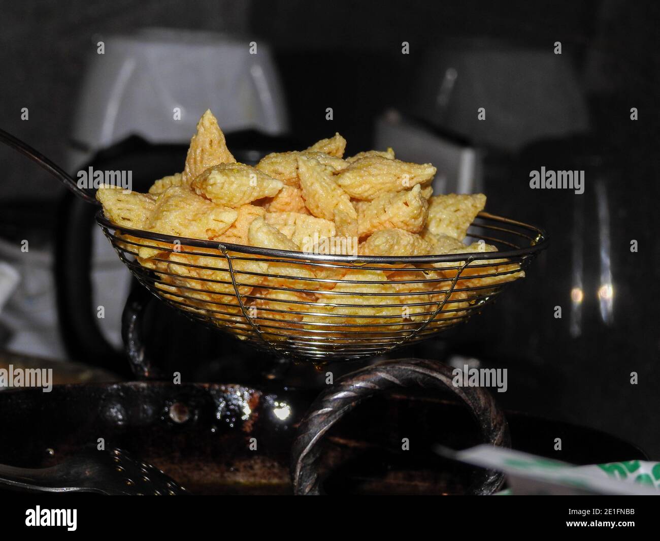 Eine Nahaufnahme von hausgemachten Pommes aus dem gusseisernen Gefäß in der indischen Küche. Stockfoto