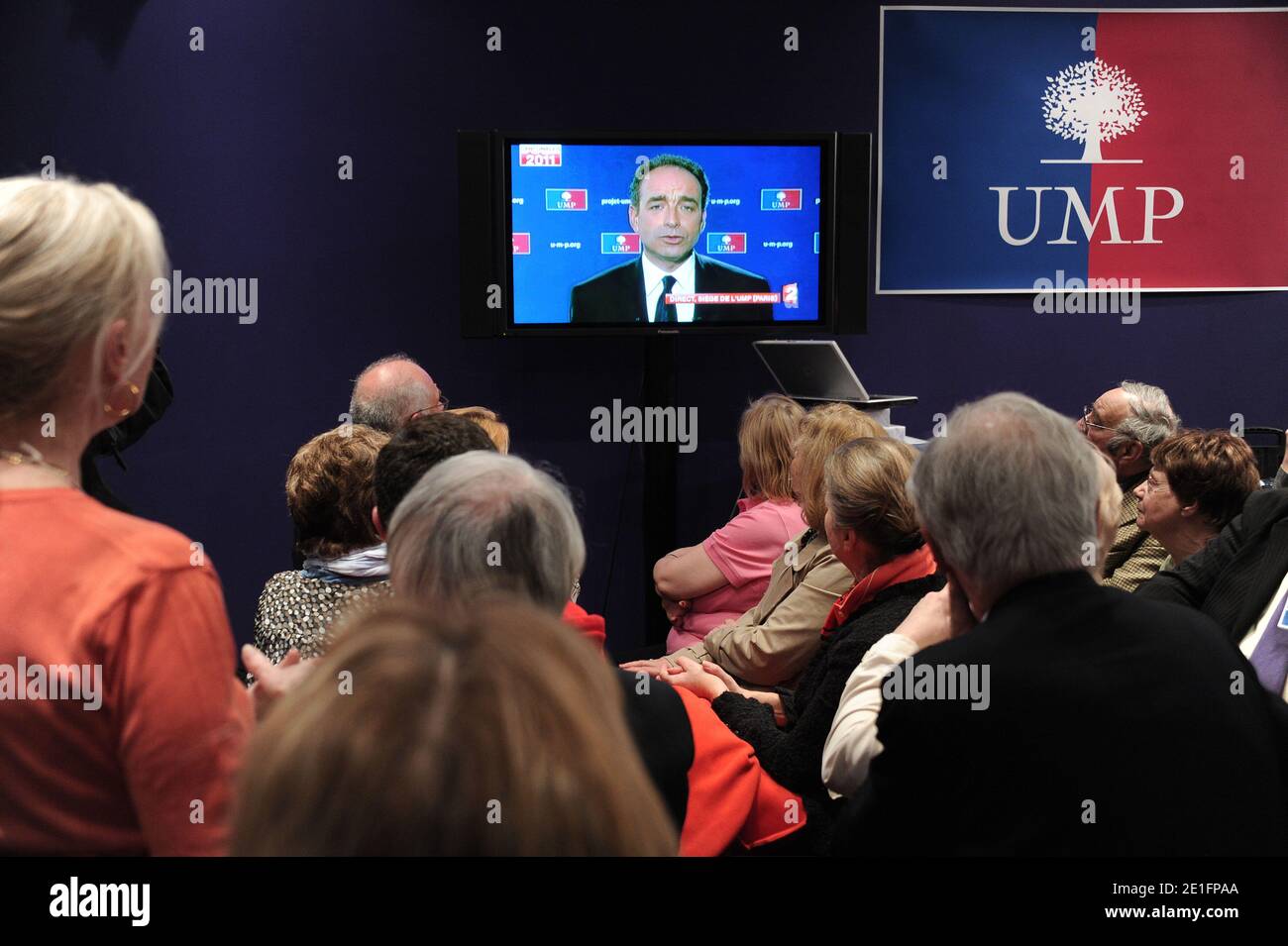 Französische rechte Militante sind nach der zweiten Runde der Kantonalwahlen am 27. März 2011 im Parteihauptquartier der UMP in Paris, Frankreich, abgebildet. Foto von Giancarlo Gorassini/ABACAPRESS.COM Stockfoto