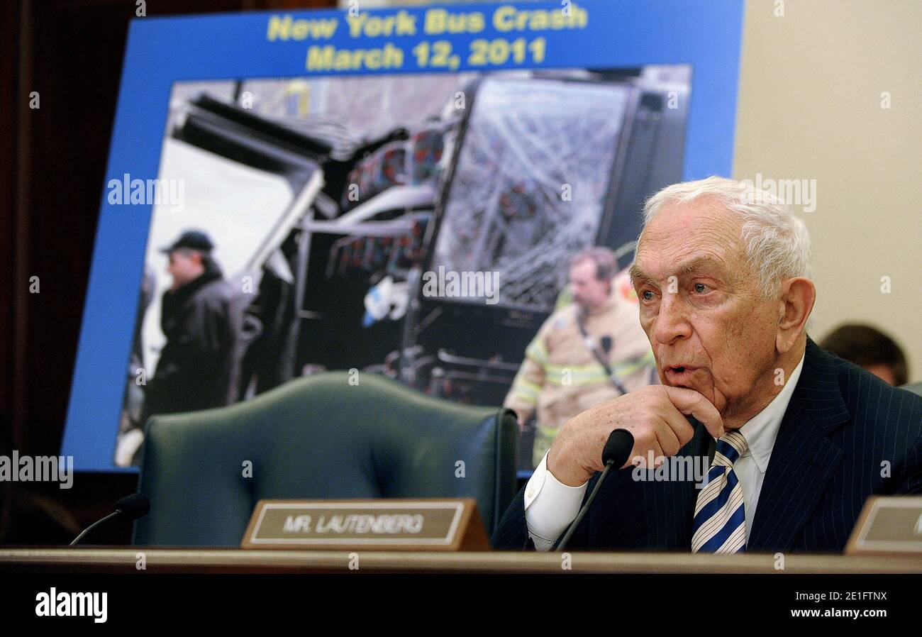 Der US-Senator Frank R. Lautenberg leitet eine Anhörung des Unterausschusses für Handel, Wissenschaft und Transport des US-Senats für Oberflächentransporte, um Fragen im Zusammenhang mit der Sicherheit von Bussen zu untersuchen, einschließlich Vorschriften für Busunternehmen und ihre Fahrer in Washington, DC, 30. März 2011. Lautenberg forderte die Anhörung nach zwei tödlichen Unfällen in New Jersey und New York, bei denen 17 Passagiere starben und Dutzende verletzt wurden. Foto von Olivier Douliery/ABACAUSA.com Stockfoto