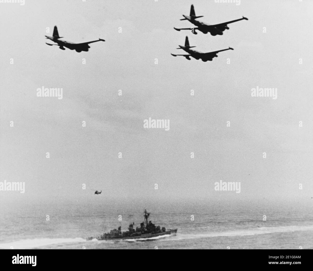 Lockheed P2V Neptunes mit Fletcher-Klasse Zerstörer im April 1962. Stockfoto