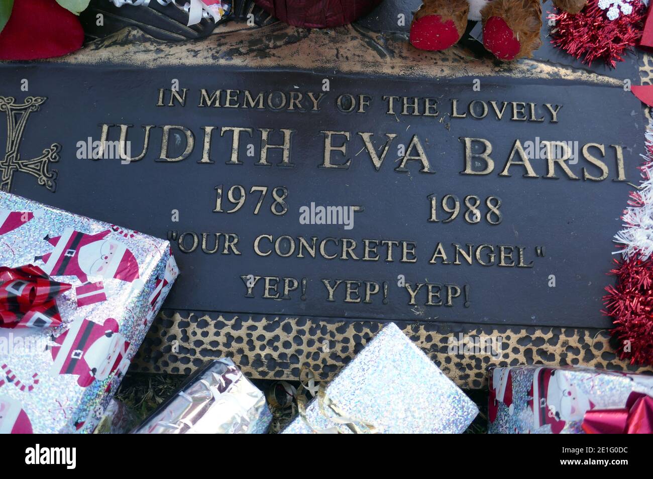 Los Angeles, Kalifornien, USA 29. Dezember 2020 EIN allgemeiner Blick auf die Atmosphäre des Grabes der Schauspielerin Judith Barsi im Forest Lawn Hollywood Hills Memorial Park am 29. Dezember 2020 in Los Angeles, Kalifornien, USA. Foto von Barry King/Alamy Stockfoto Stockfoto