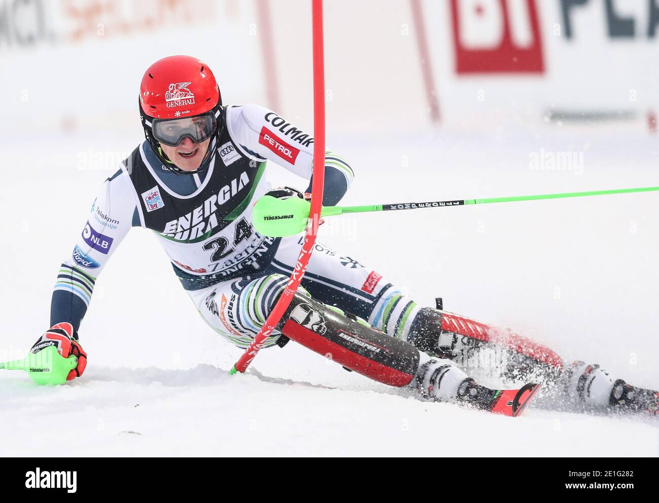 (210107) -- ZAGREB, 7. Januar 2021 (Xinhua) -- Stefan Hadalin aus Slowenien tritt beim zweiten Lauf des FIS Alpine Ski Men's World Cup Slalom in Zagreb, Kroatien, am 6. Januar 2021 an. (Luka Stanzl/Pixsell über Xinhua) Stockfoto