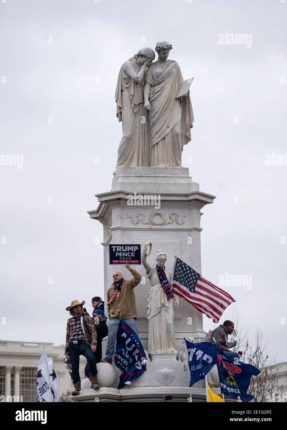 Washington, USA. Januar 2021. Unterstützer von US-Präsident Donald Trump versammeln sich in der Nähe des US-Kapitolgebäudes in Washington, DC, USA, 6. Januar 2021. Der designierte US-Präsident Joe Biden verurteilte das, was er am Mittwoch im US-Kapitol als "Aufstand" bezeichnete, nachdem einige Anhänger des republikanischen Amtsinhabers Donald Trump in das Gebäude einbrachen und die Stimmenzählung zum Stillstand gebracht hatten. Quelle: Liu Jie/Xinhua/Alamy Live News Stockfoto