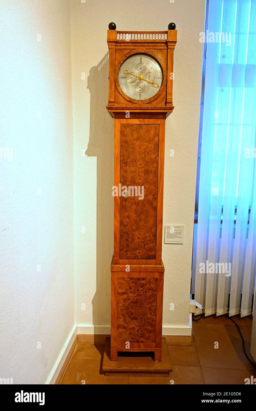 Longcase Uhr mit Benjamin Franklin Zifferblättern, Ansicht 1 von 2, Mainz oder Würzburg Master, c. 1810 Stockfoto