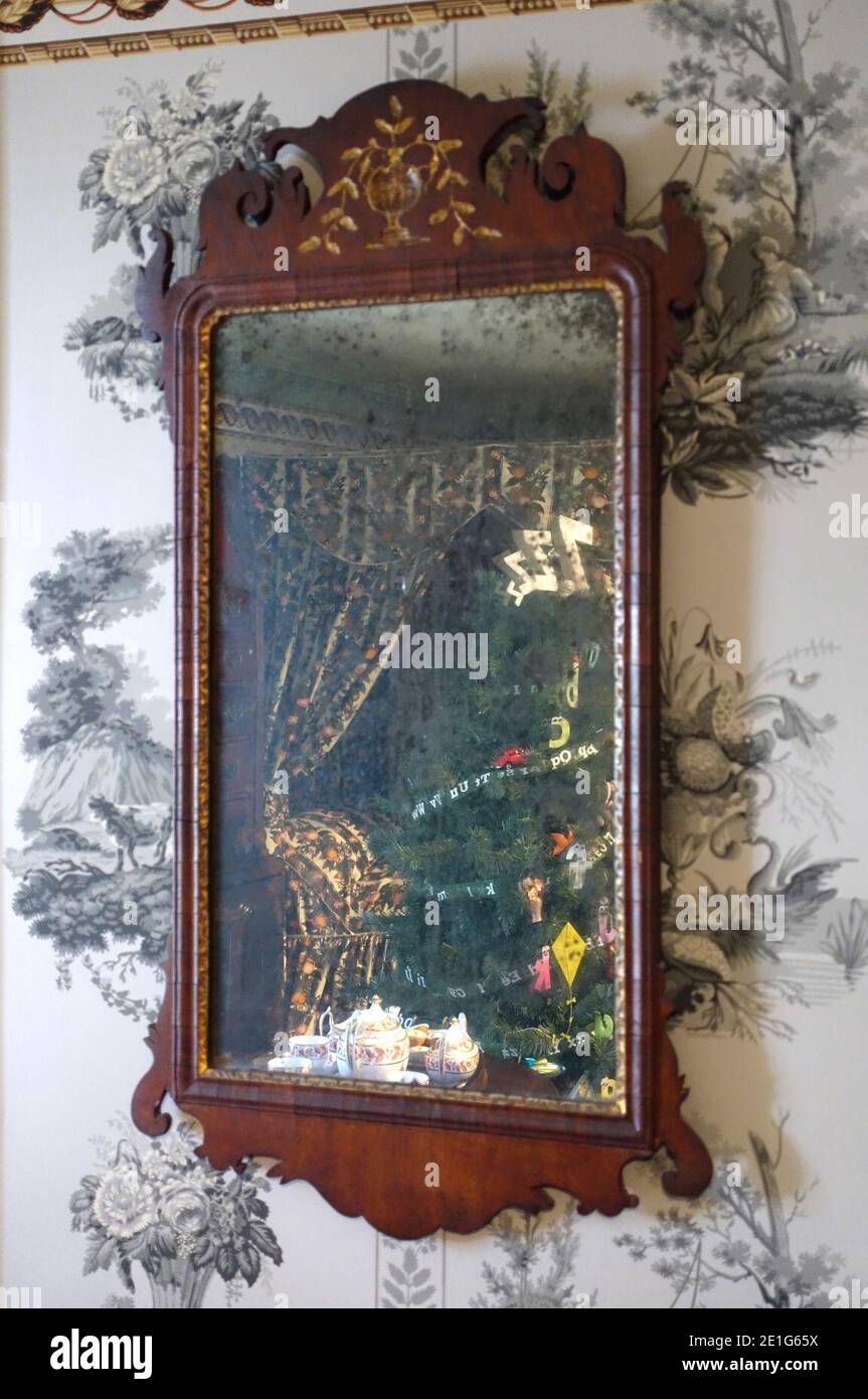 Aussehendes Glas im Besitz von Sophia Thoreau, wahrscheinlich England, 1750-1780, Mahagonifurnier, vergoldet, Glas Stockfoto Aussehendes Glas im Besitz von Sophia Thoreau, wahrscheinlich England, 1750-1780, Mahagonifurnier, vergoldet, Glas Stockfoto
