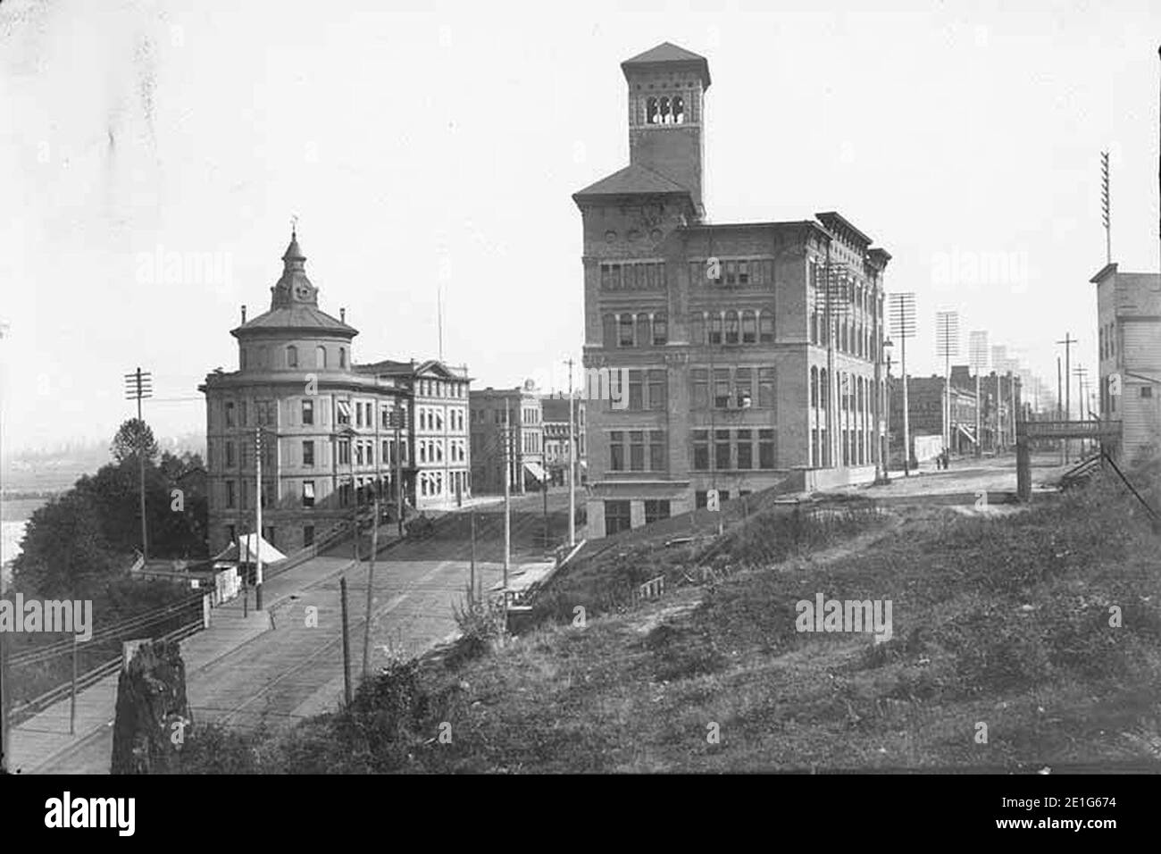 Blick nach Süden auf Pacific Avenue und Railroad Street in Richtung City Hall und Northern Pacific Railroad Hauptquartier Gebäude, Tacoma (WAITE 58). Stockfoto