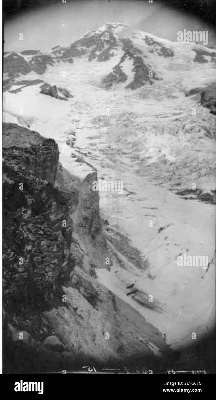 Blick nach Nordosten auf den Südgipfel des Mount Rainier und Kopf des Kautz-Gletschers, 22. Juli 1897 (WAITE 111). Stockfoto