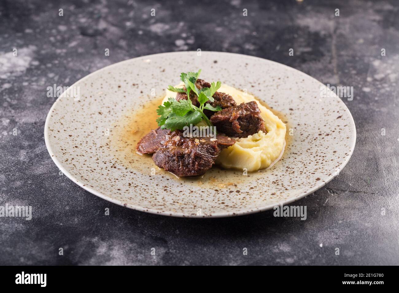 Rindergang mit Kartoffelpüree und Kräutern. Foto für Menü. Stockfoto