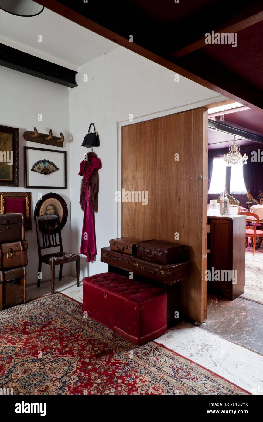 Innenaufnahme des Schlafzimmers im ersten Stock des Ankleidezimmers 7 Stockfoto