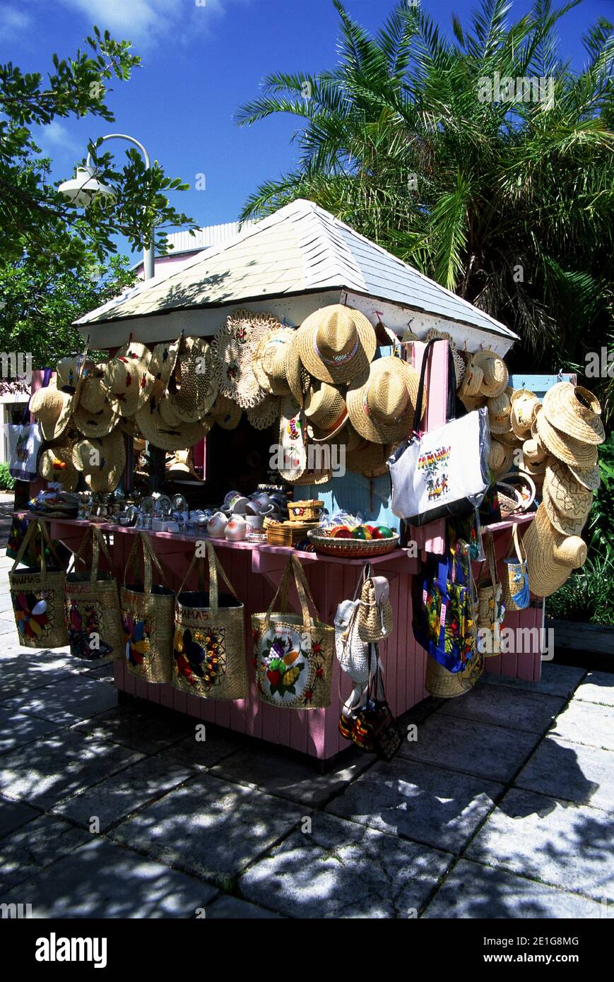 Souvenirs auf einem Stand auf einem Markt im Freien, Bahamas Stockfoto