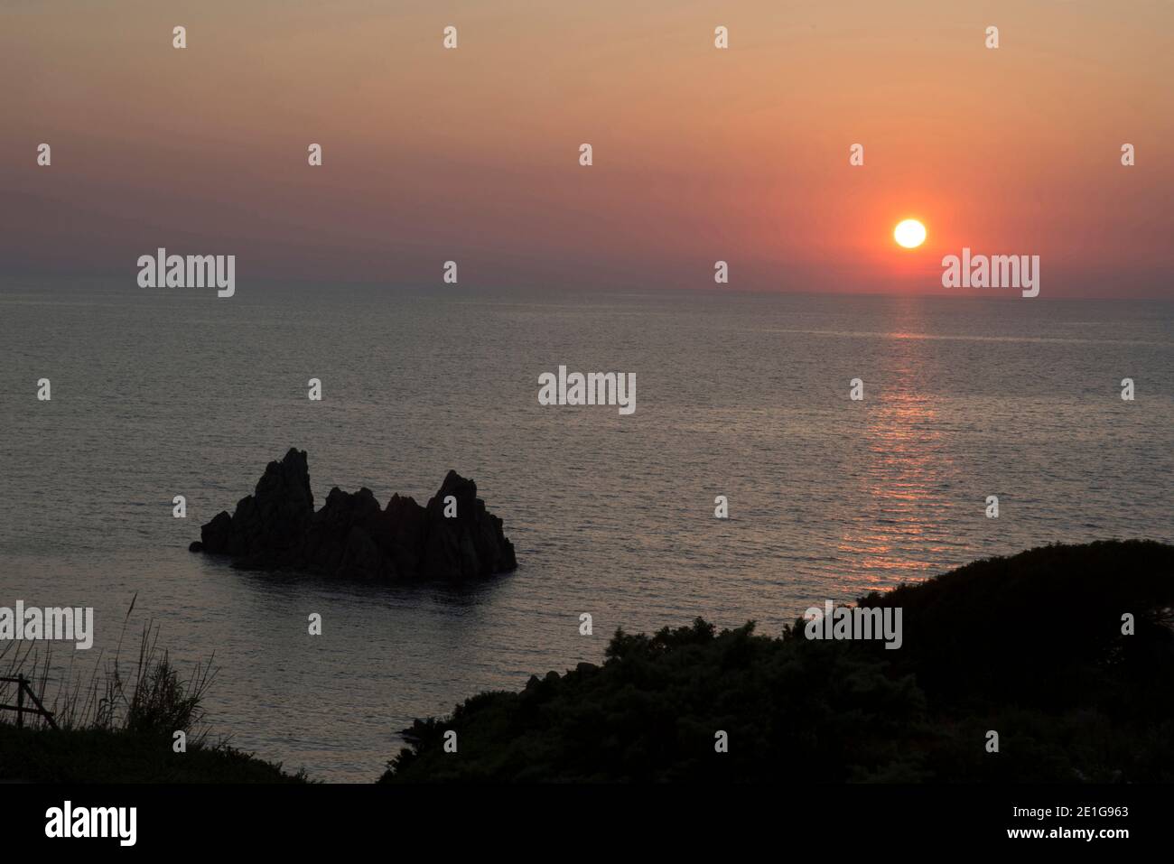 Sonnenuntergang über dem Meer von Villagio Maya, Costa Paradiso, Sardinien, Italien Stockfoto