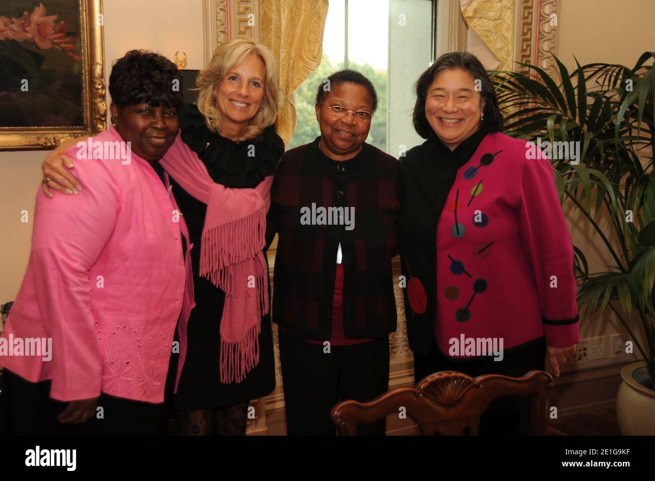 Lorene Nelson, Dr. Biden, Joy Foster und Tina Tchen nach dem Anruf im Büro von Dr. Biden am 15. Oktober 2010. Stockfoto