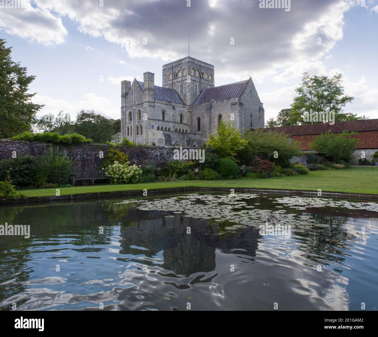 Blick auf den Teich, Hospital of St Cross und Almshouse of Noble Poverty, Winchester, Großbritannien. Stockfoto