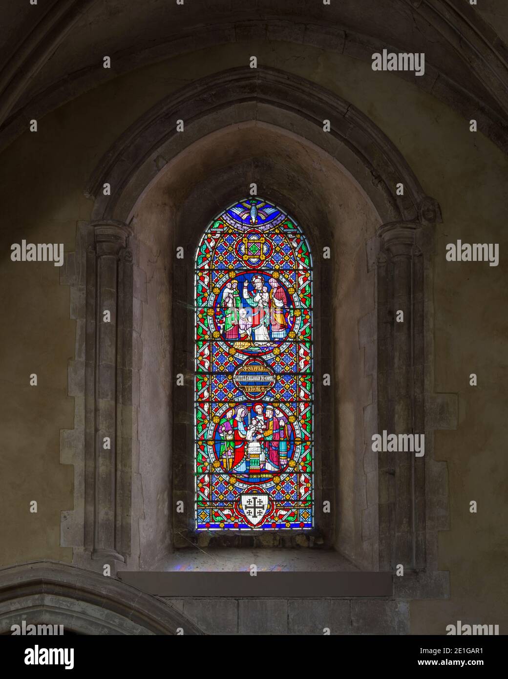 Glasmalerei in der Kapelle, Hospital of St Cross und Almshouse of Noble Poverty, Winchester, Großbritannien. Stockfoto
