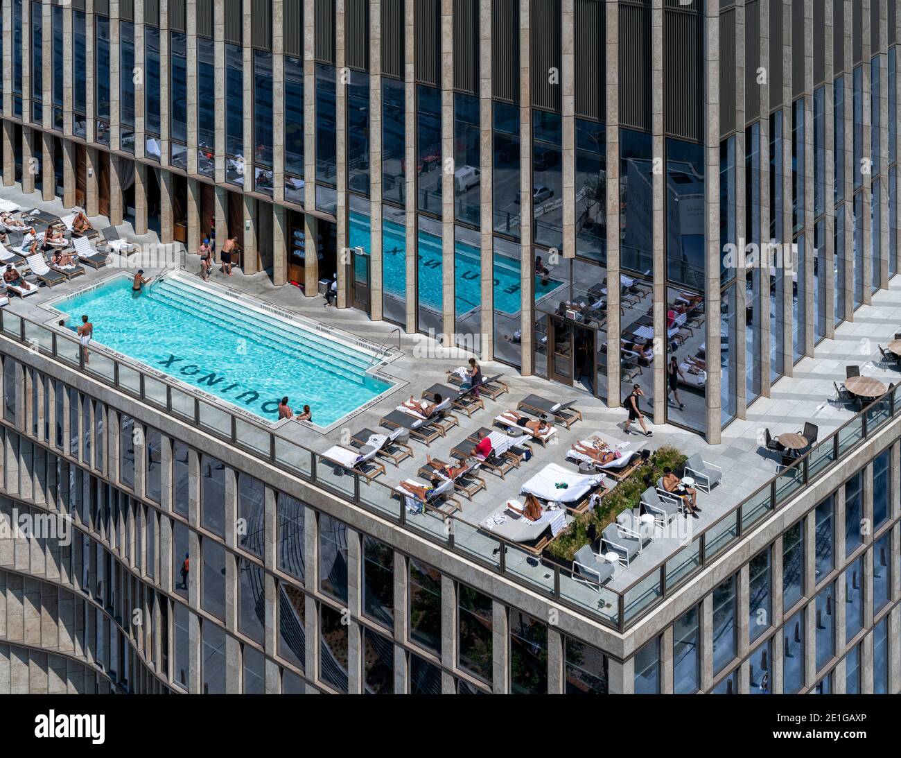 Blick auf den Außenpool auf dem Dach des Equinox Hotels, 33 Hudson Yards, Manhattan, New York, USA. Stockfoto