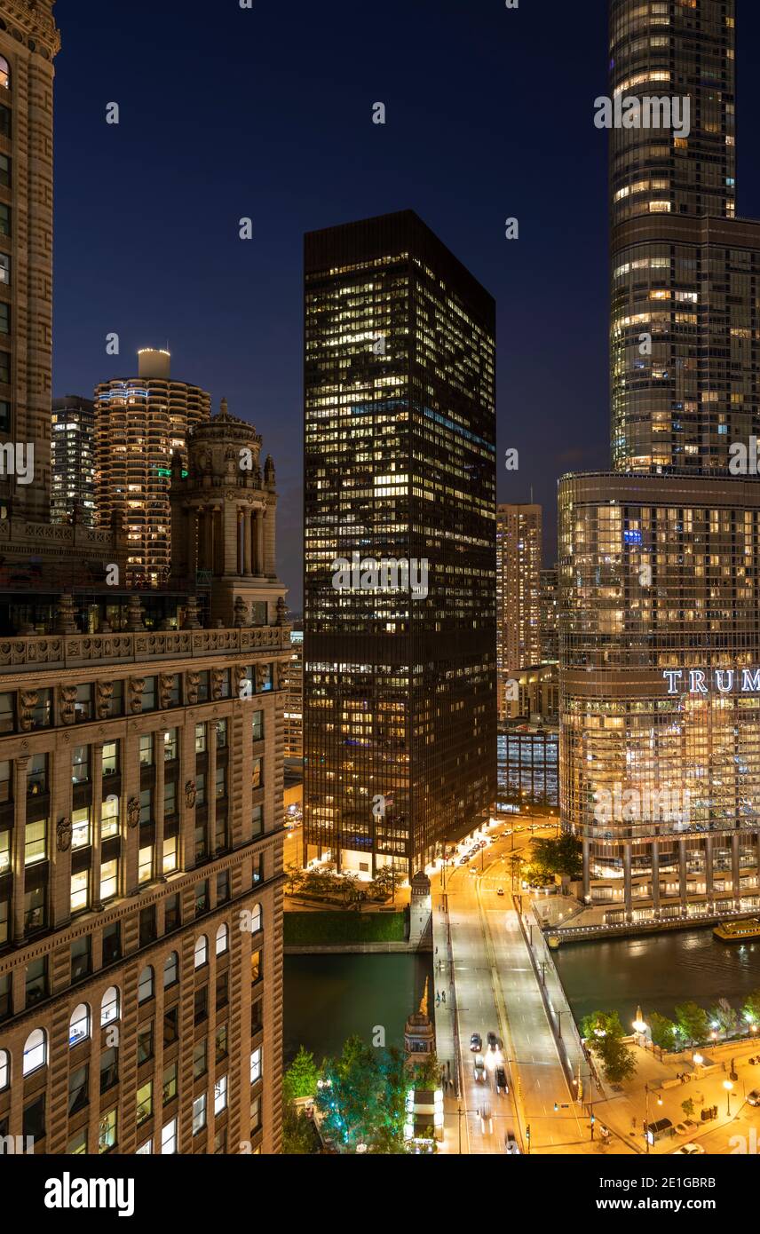 Außenansicht des IBM-Gebäudes, 330 North Wabash Avenue, Chicago, Illinois, USA bei Nacht. Stockfoto