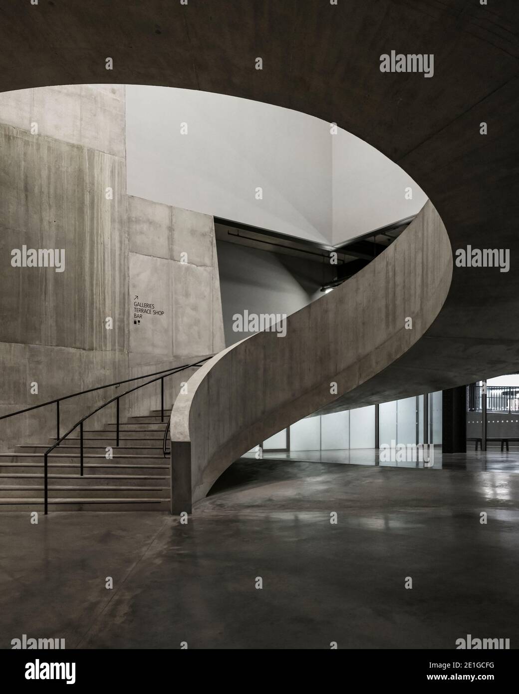 Innenansicht des Tate Modern Blavatnik Building in London, Großbritannien. Stockfoto