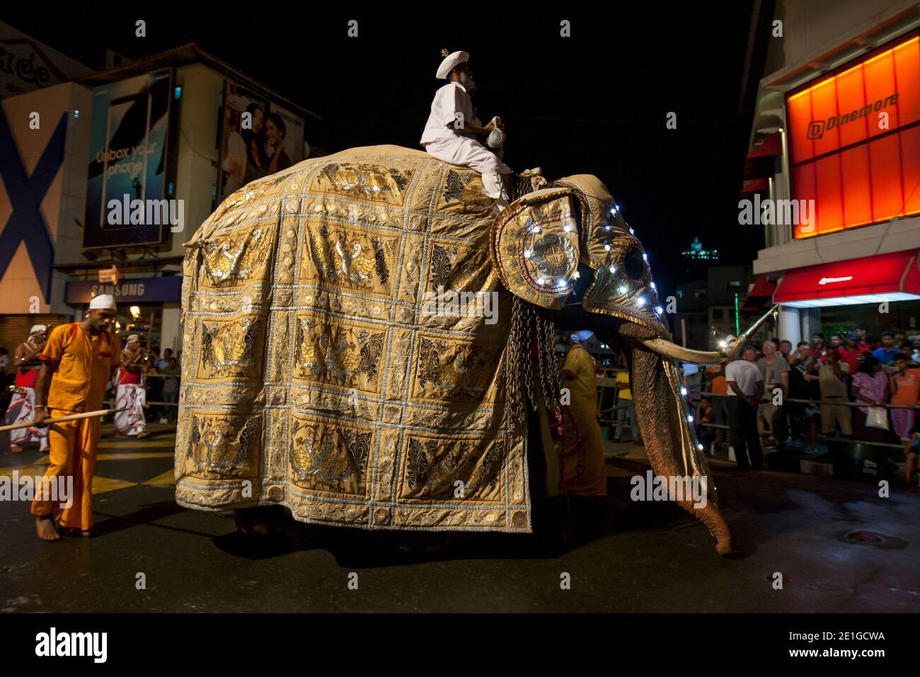 Auf seinem Elefanten montiert, trägt der Front Runner eine Schatulle mit den religiösen Aktivitäten der Esala Perahera in einer Straße in Kandy, Sri Lanka. Stockfoto