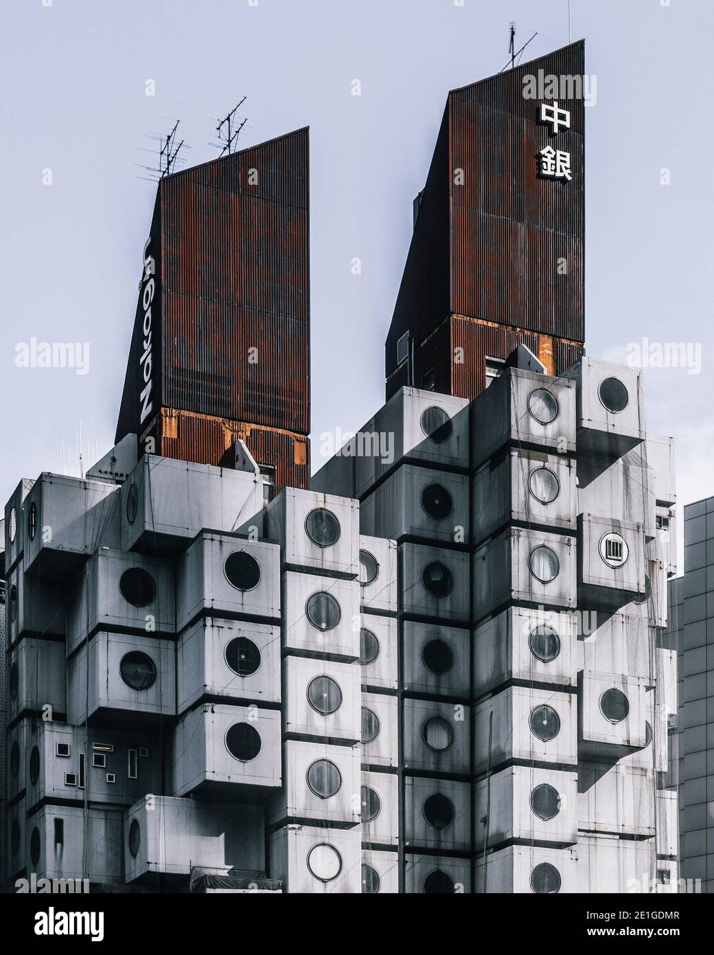 Fassade des Nakagin Capsule Tower, Ginza, Tokyo, Japan. Das Gebäude wurde 1972 fertiggestellt. Stockfoto