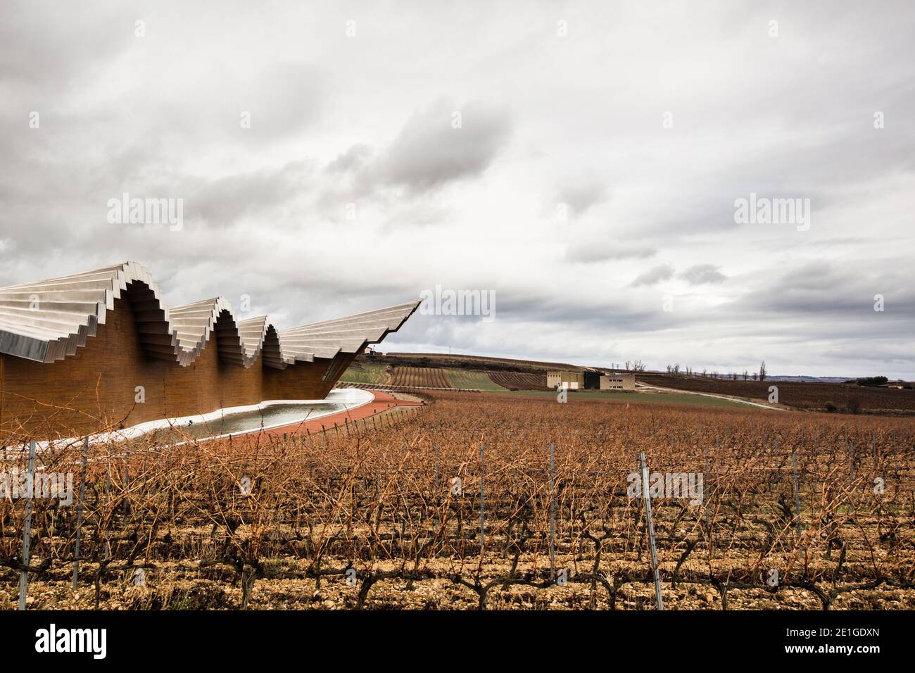 Die Bogedgas Ysios Winery, LaGuardia wurde von Santiago Calatrava entworfen. Es befindet sich in den Ausläufern von Alava, Spanien. Stockfoto