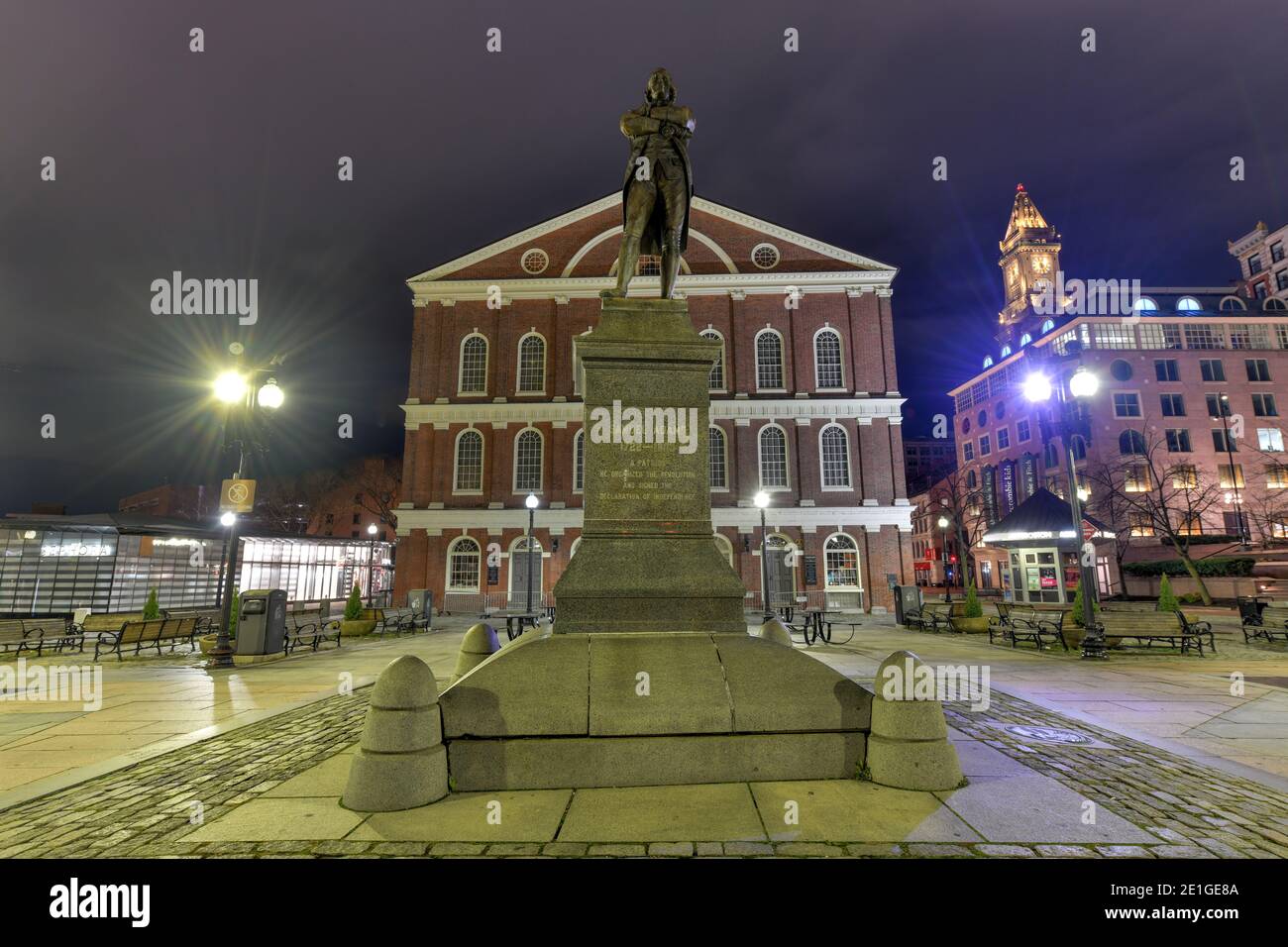 Boston, MA - 27. Nov 2020: Statue von Samuel Adams vor Faneuil Hall, Boston, Massachusetts, USA Stockfoto Boston, MA - 27. Nov 2020: Statue von Samuel Adams vor Faneuil Hall, Boston, Massachusetts, USA Stockfoto