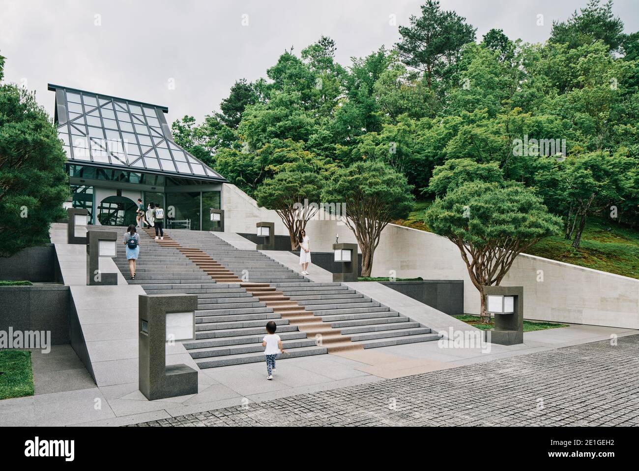 Miho Museum, in der Präfektur Shiga, Japan. 80% des Museums wurde unterirdisch angelegt, um seine natürliche Umgebung zu erhalten. Stockfoto