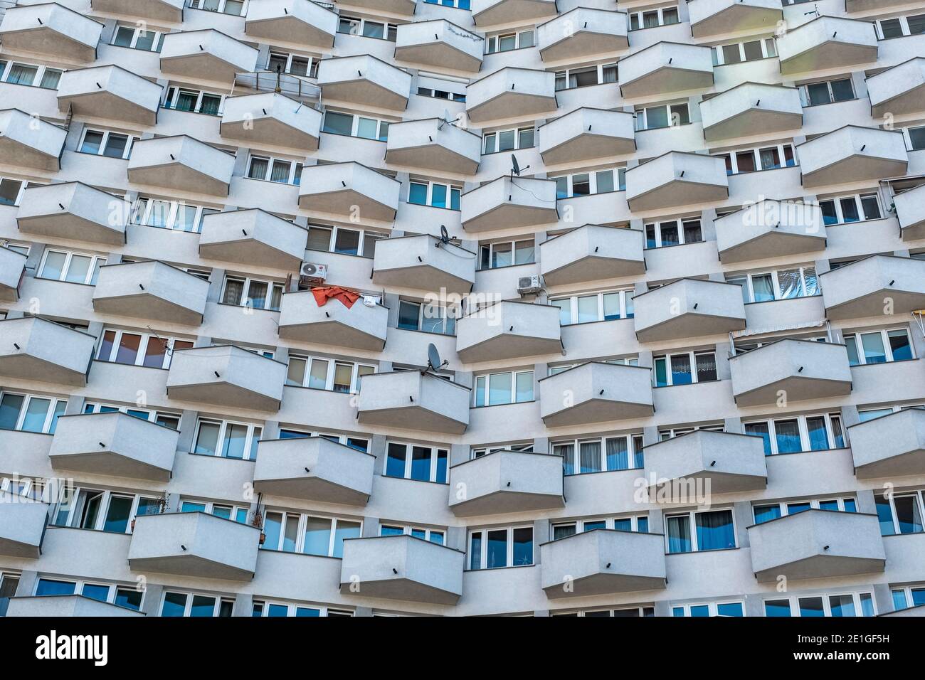 Fassade eines Mehrfamilienhauses in Warschau, Polen. Stockfoto