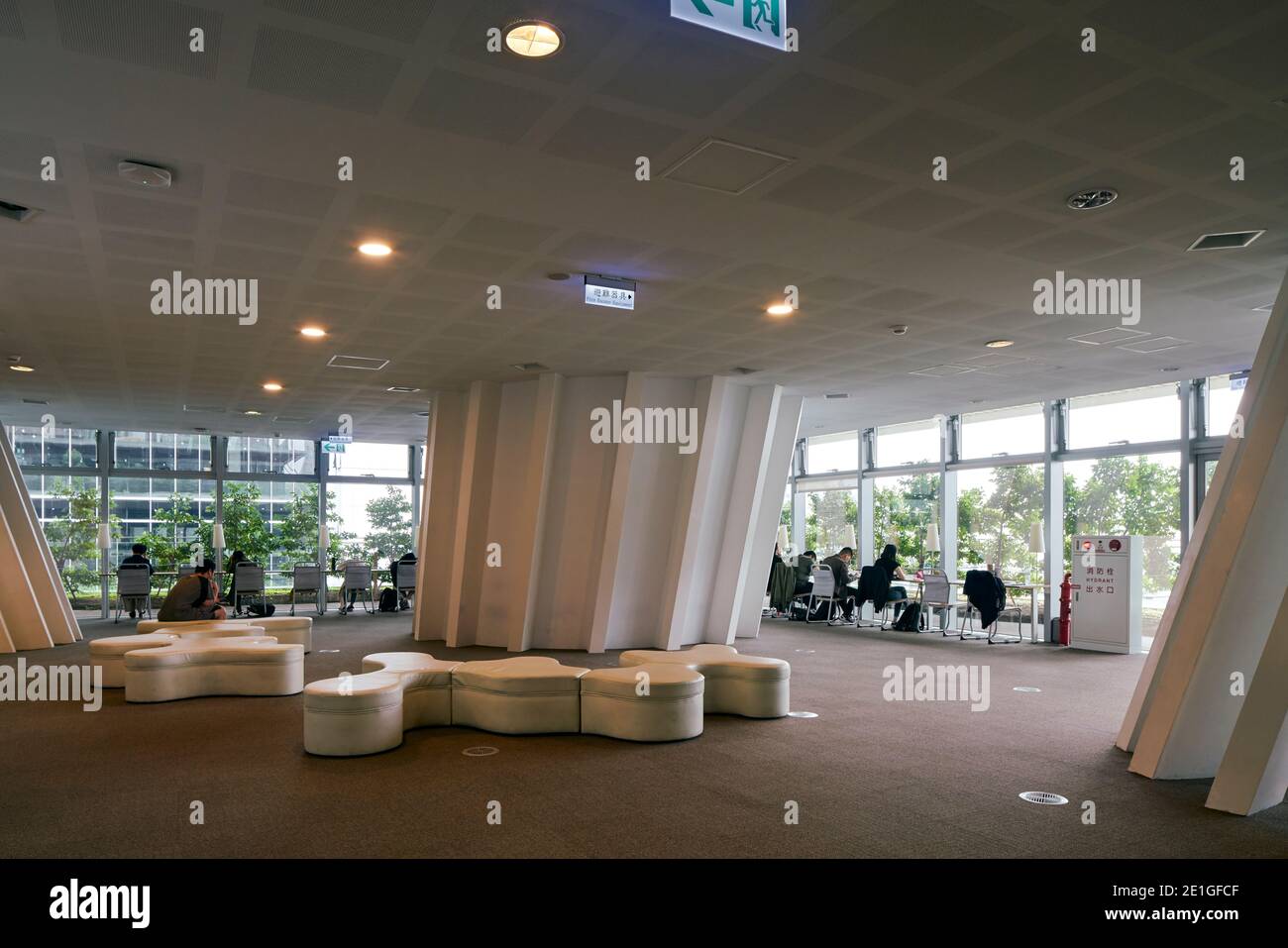 Innenansicht der Kaohsiung Main Public Library in Kaohsiung, Taiwan. Fertiggestellt im Jahr 2014. Stockfoto